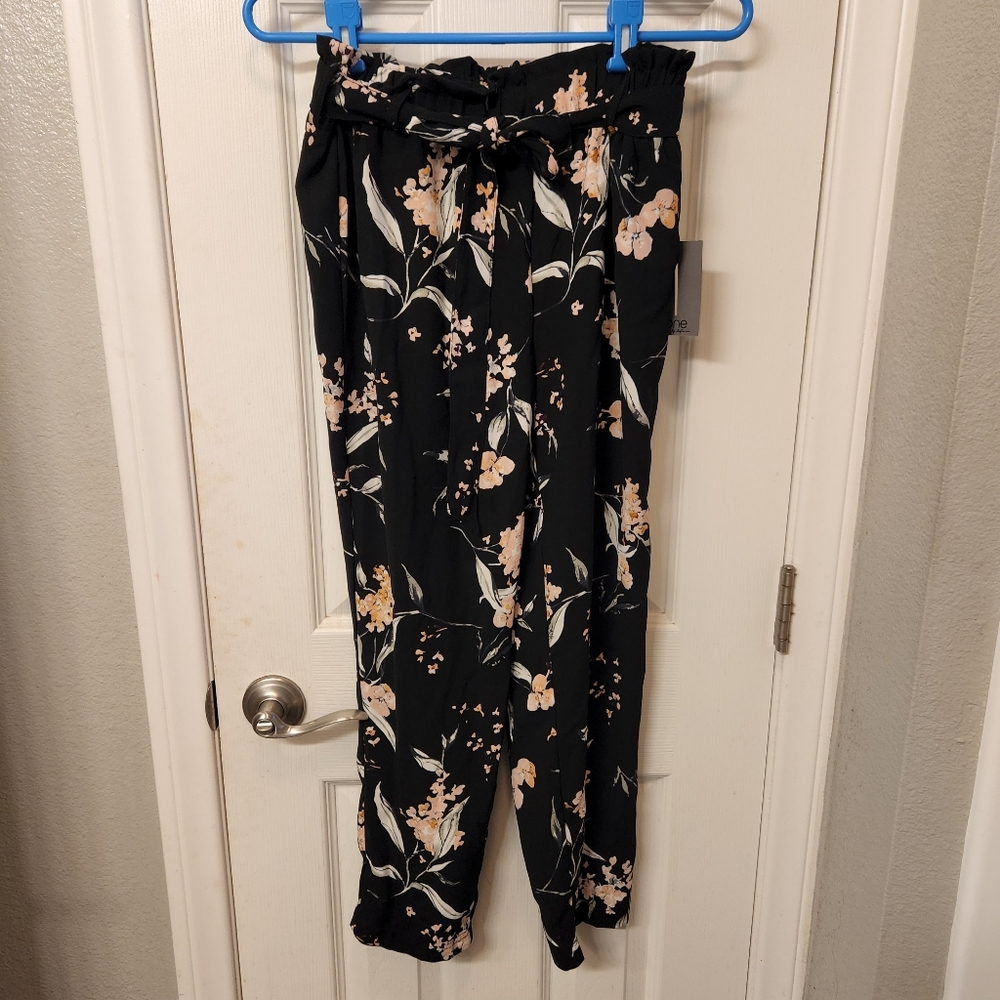 One by chapter one floral capri joggers. Nwt. Size small